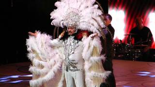 Киркоров в шикарном костюме с перьями