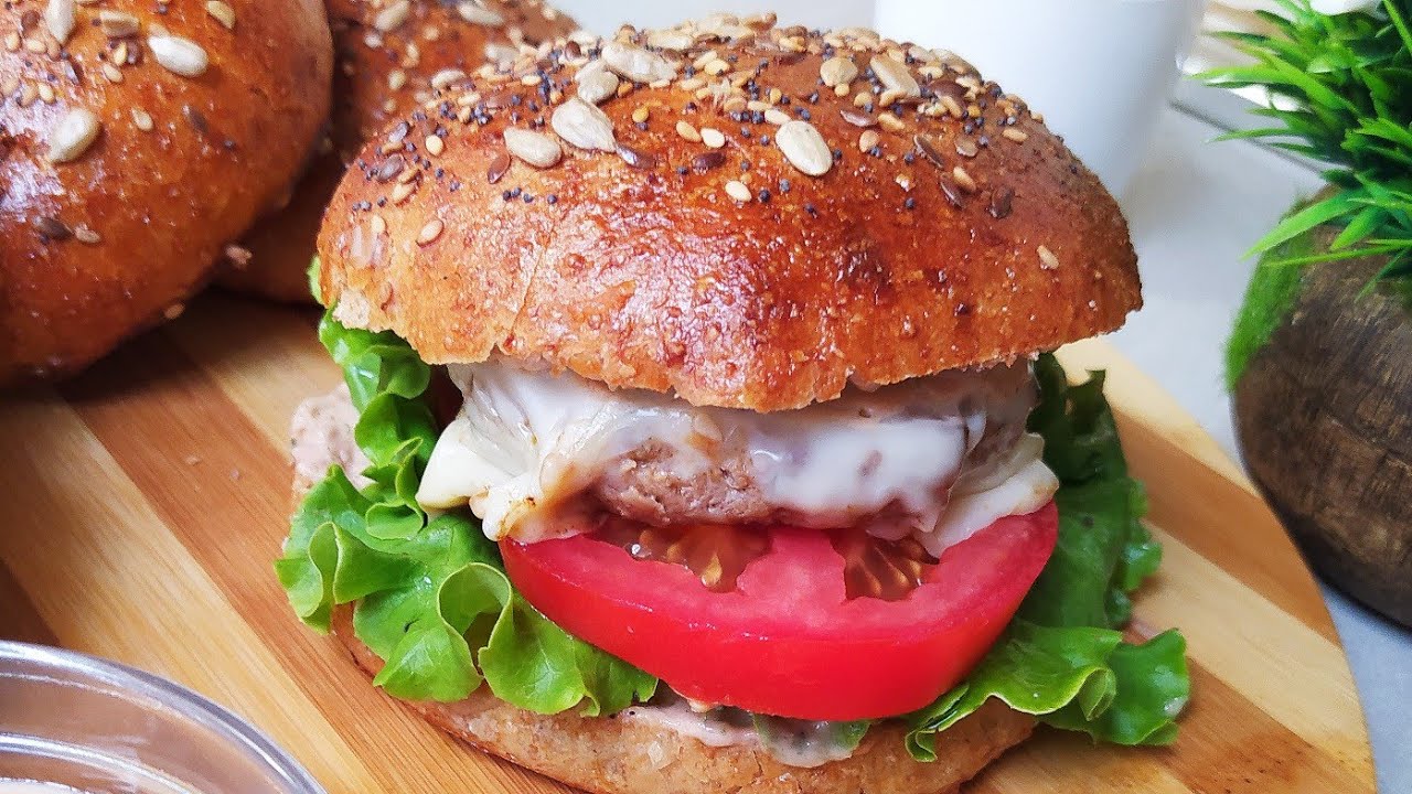 برغر منزلي: خبز البرجر بالقمح الكامل مع صلصة و لا ألذ كيجي قطني و لذيييذ بزااف بدون مبالغة