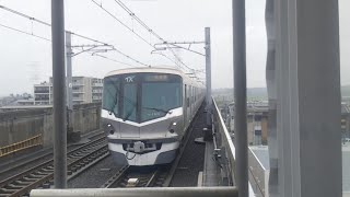 【丸い目をした高速鉄道】つくばエクスプレス1000系発車後、1000系高速通過【高速で駆け抜けるTX】