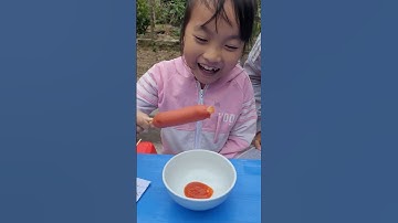 Thử Thách Ăn Xúc Xích Với Các Loại Nước Chấm Khác Nhau 😆 GĐ Kem Chíp