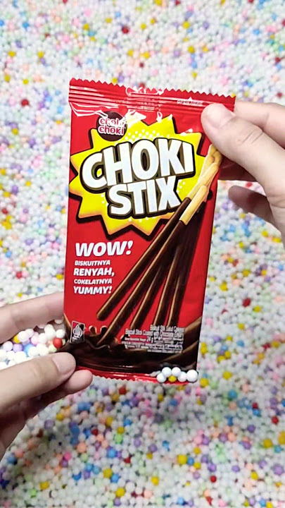 Menemukan jajanan Choki Choki Stix di dalam bola warna-warni #jajanan #menemukanjajanan #shorts