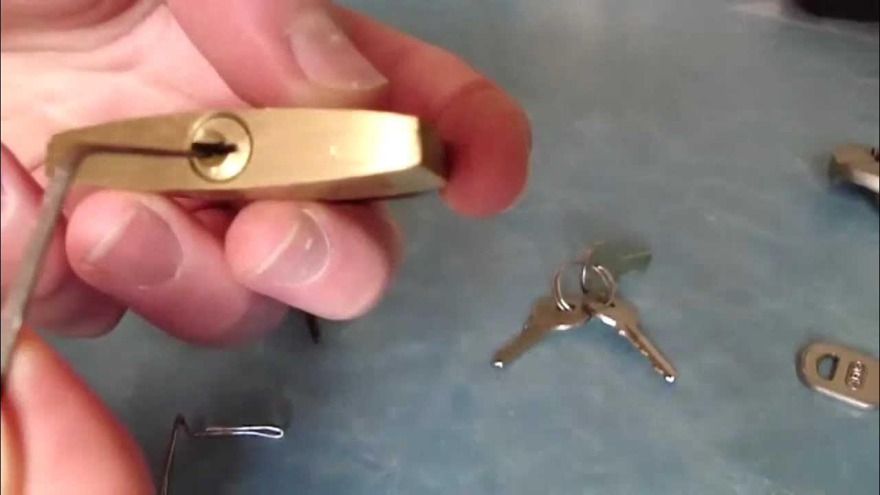 A Quoi Sert Le Trou Sur Les Cadenas Crocheter un cadenas avec un trombone [TUTO] - YouTube