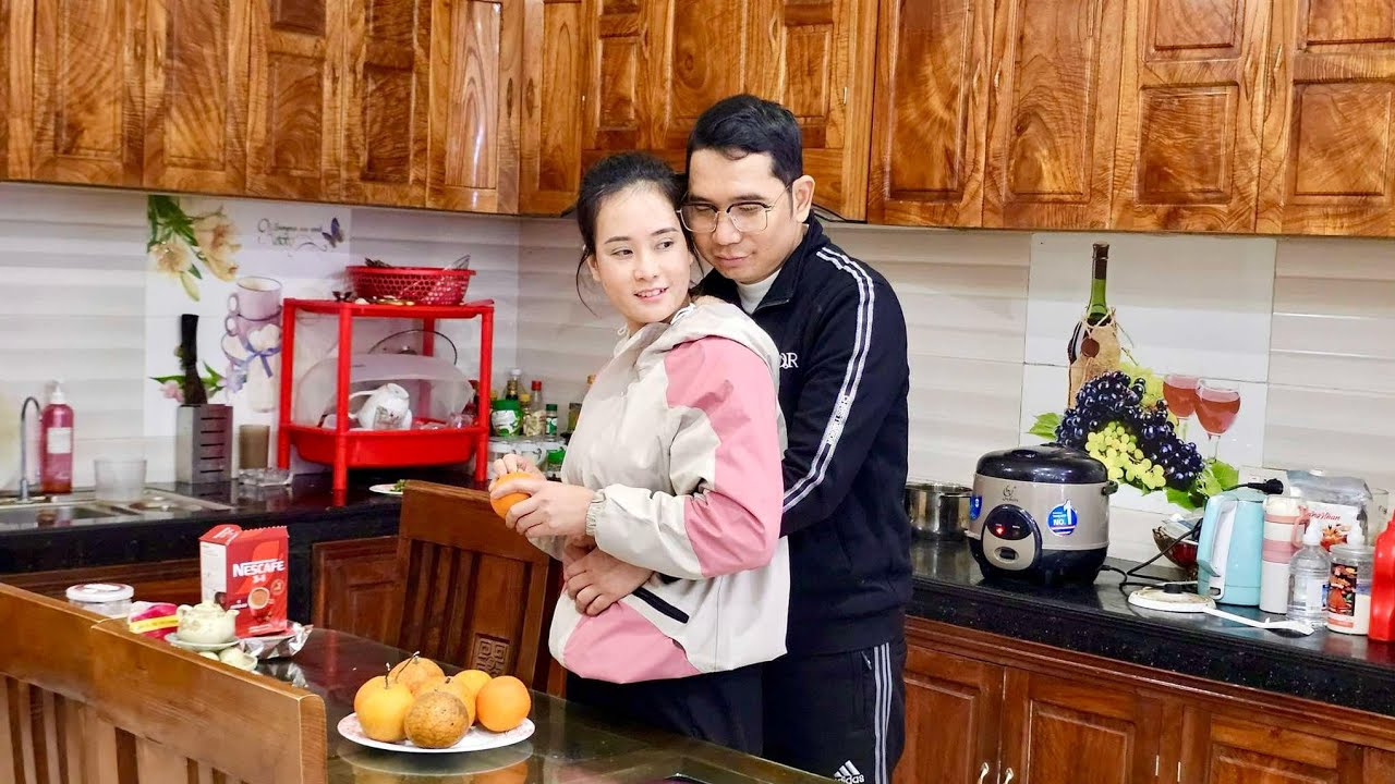 Overcoming all obstacles and difficulties, CEO Hung and young girl Lisa were happy together.