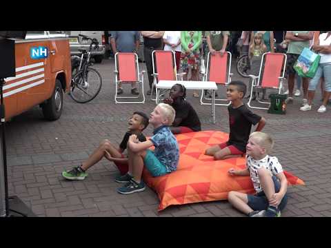 Heilooërs verzamelen op de markt om EK-wedstrijd Laura de Witte te kijken