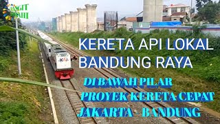 KA Lokal Meninggalkan Stasiun Gadobangkong Dibawah Pilar-Pilar Proyek Kereta Cepat Jakarta-Bandung