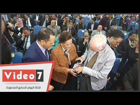 محافظ البحيرة تهدى حفيد شامبليون نموذجا من حجر رشيد