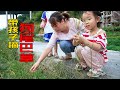 媳婦帶孩子去摘菜，外甥女很開心，路邊的草摘不停 | Take the children to the vegetable garden, picking weeds, very happy