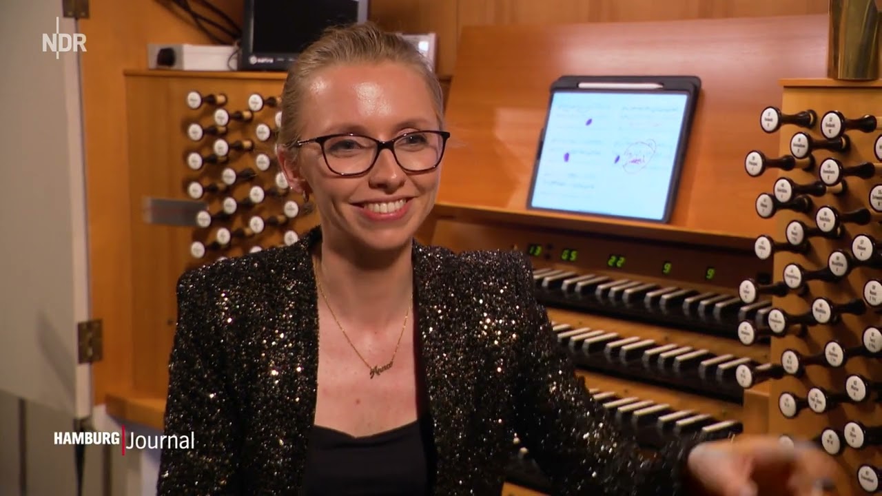 Organistin Anna Lapwood lockt Fans in den Mariendom in Hamburg 2025