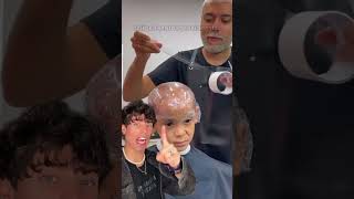 La cara de felicidad del niño con su nueva peluca y pelo no tiene precio