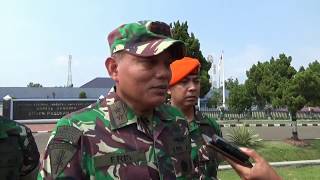 Prajurit Korps Paskhas Latihan Terjun Payung Sambil Bawa Senjata dan Siap Tempur di Margahayu