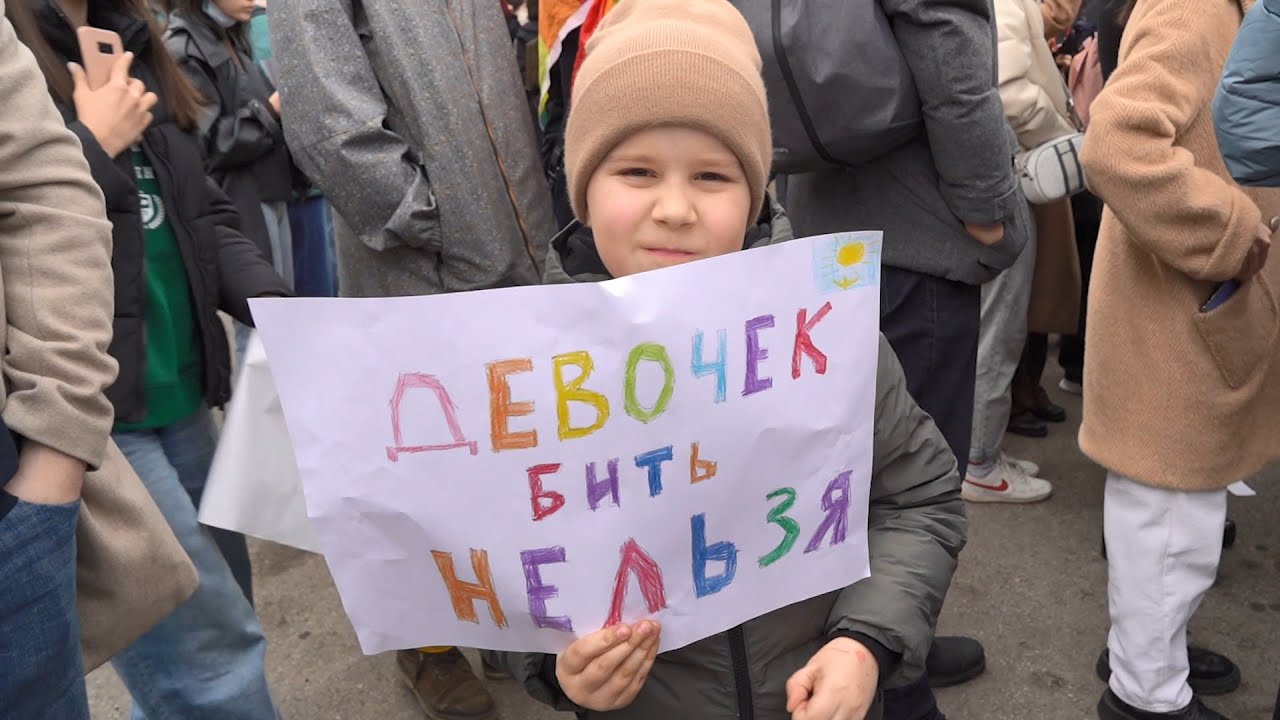 Парень заехал в митинг феминисток