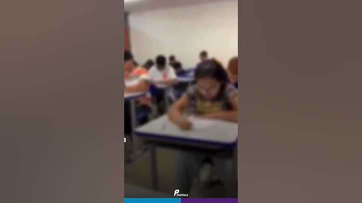 Professor apaga a luz e flagra alunos colando pelo celular