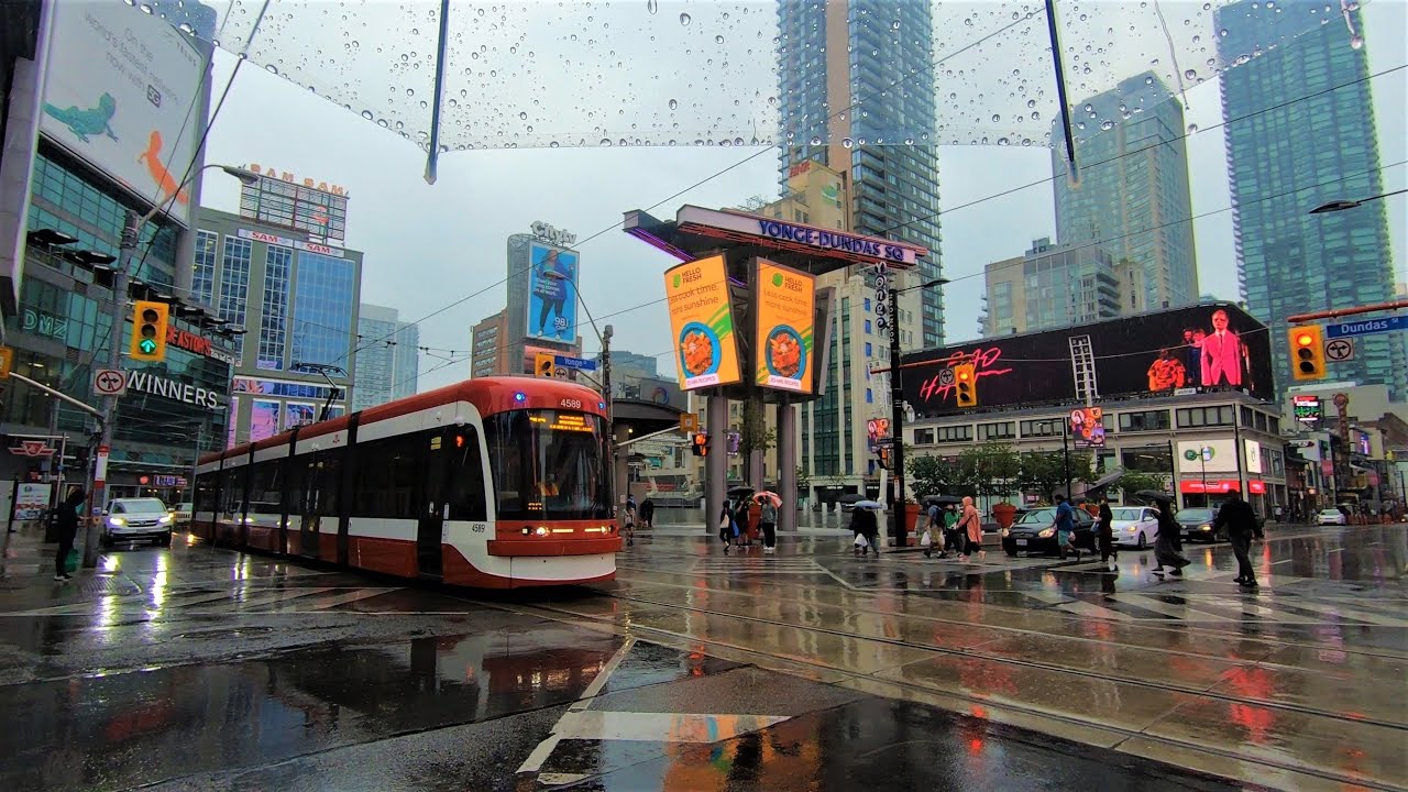 [4K] 🇨🇦 Friday Night Rainy Walk Downtown Toronto Canada | Dundas Square ...