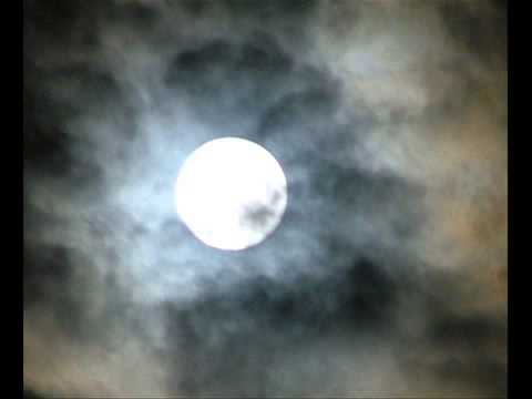 اتطلع بالقمر