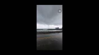颱風樺加沙來襲　台東綠島將軍岩外海出現水龍捲