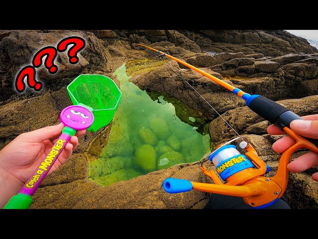 Je découvre ce trou étrange et pêche dedans avec cette canne pour enfant  !!! ( Catch a Monster #1 ) 