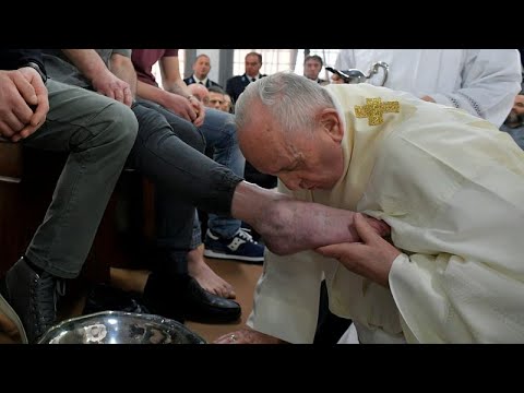 Папа римский омыл ноги заключённым - YouTube