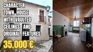 Charming character town house with vaulted ceilings and original features. San Giovanni Lipioni