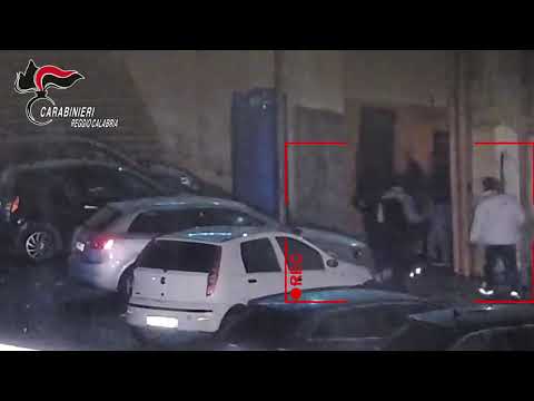 Video Sparavano in pubblico e puntavano armi contro le telecamere: sei misure cautelari.