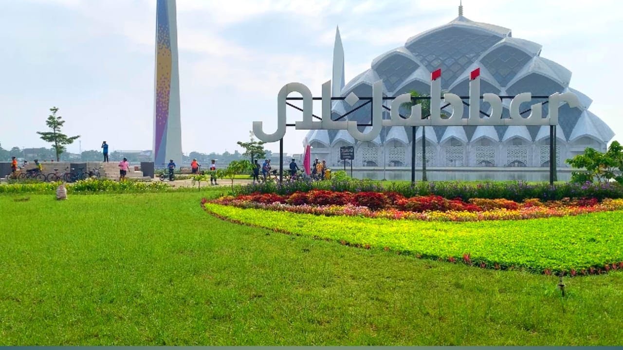 Taman Cantik Sekeliling Masjid Raya Aljabbar Bandug