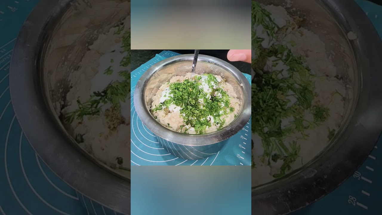 क्रिस्पी, कुरकुरीत असे खानदेशी उडीद वडे आणि सोबत ओल्या नारळाची चटणी 😋😋#खानदेशी उडीद वडे 😋