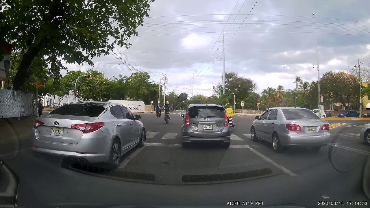 Motorcycle RED LIGHT & CLOSE CALL DOMINICAN DRIVER Santo Domingo