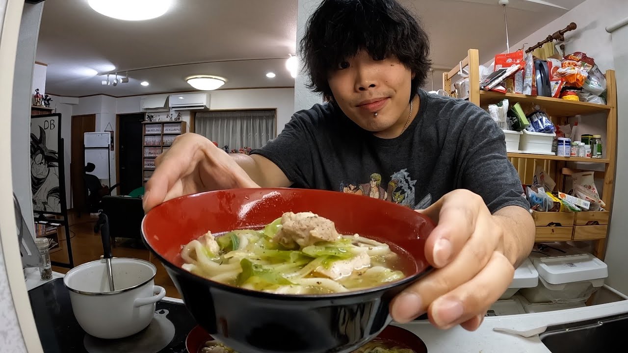 大食い続きで胃が壊れたので鶏がらうどんを作って胃を休めよう。