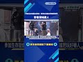 男當街持玩具槍開心拍照民眾嚇壞 警獲報到場逮人－民視新聞