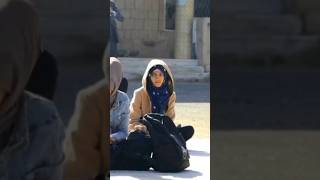 جامعة صنعاء تفصل طالبة بسبب تقبيلها لزمليتها #اليمنية_الإخبارية