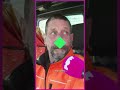 'Wat een moeilijke vragen stel jij allemaal joh!' 😩 #powned #pownews #vuilnismannen #shorts