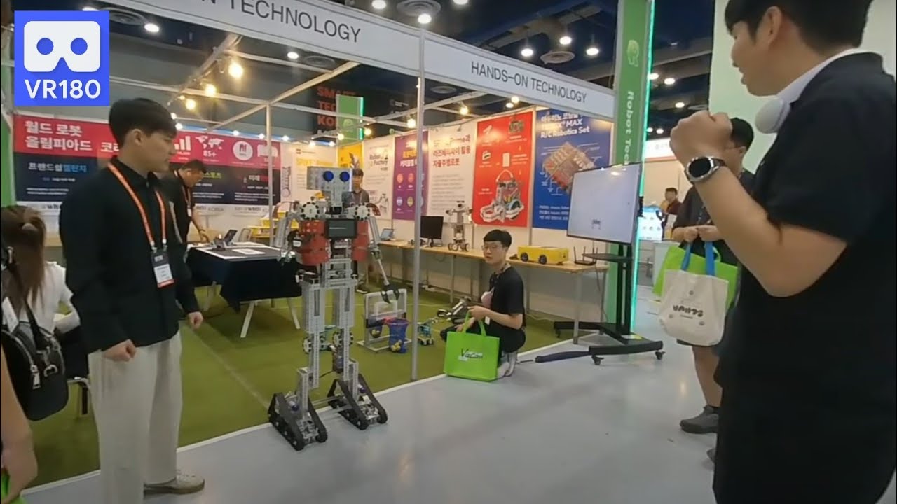 3D VR Robot that imitates human movements in Robot Tech Show - YouTube