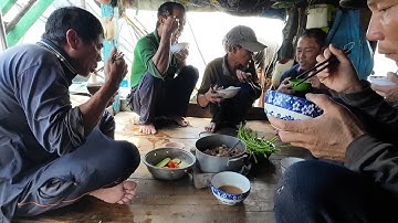 Bữa Cơm Trưa Ăn Vội Vàng Của Anh Em Cá Kho Chấm Rau Thiệt Ngon l Biển Đục