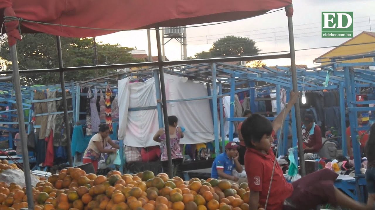 Se proliferan las ferias de ropa usada en Santa Cruz - YouTube