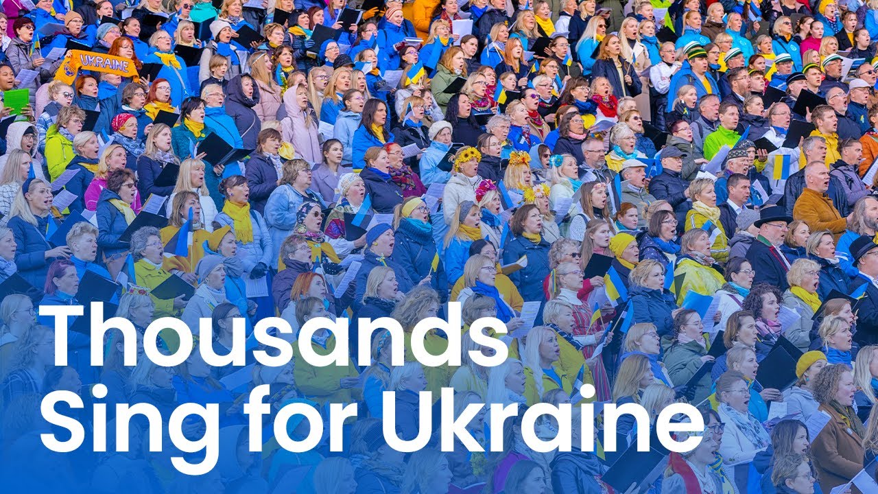 ⁣Thousands of Estonians Sing “Oi u luzi chervona kalyna” to Support Ukraine