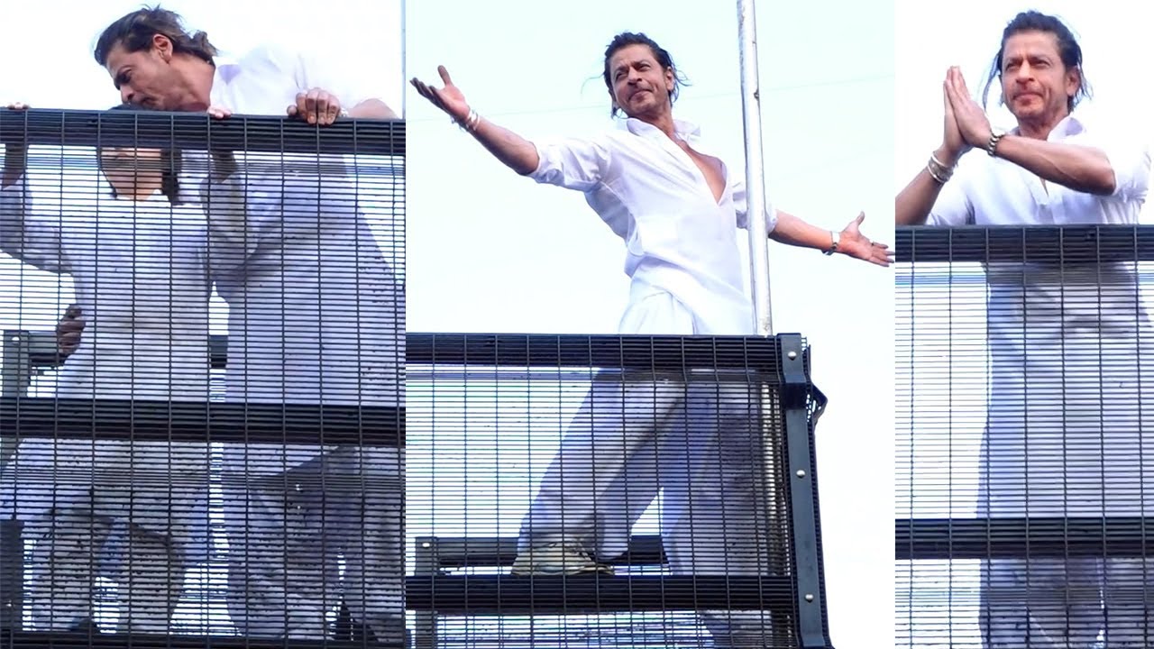 Shahrukh Khan Greets His Fans Outside Mannat On Eid ️ | Shahrukh Khan ...