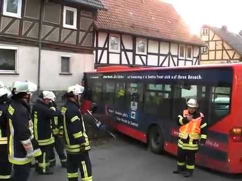 Linienbus fährt gegen Häuser: Acht Verletzte in Felsberg-Heßlar