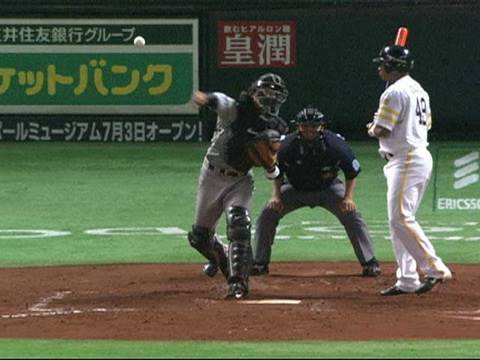 【ギリギリの戦い…】北海道日本ハム・大野奨太が俊足の本多雄一を刺す
