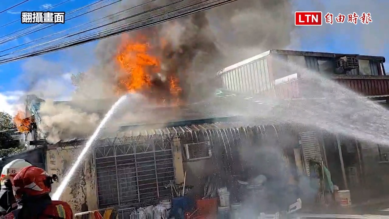 基隆七堵平房今晨全面燃燒 屋主前腳出門上班逃死劫 基隆七堵平房今晨全面燃燒 屋主前腳出門上班逃死劫