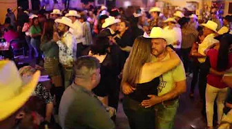 QUE BUENOS BAILADORES EN EL CHAMPS !