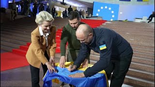 Zelenskiy, von der Leyen exchange signed flags during Kyiv visit