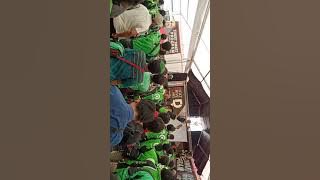 Driver gojek menyayikan lagu Indonesia raya