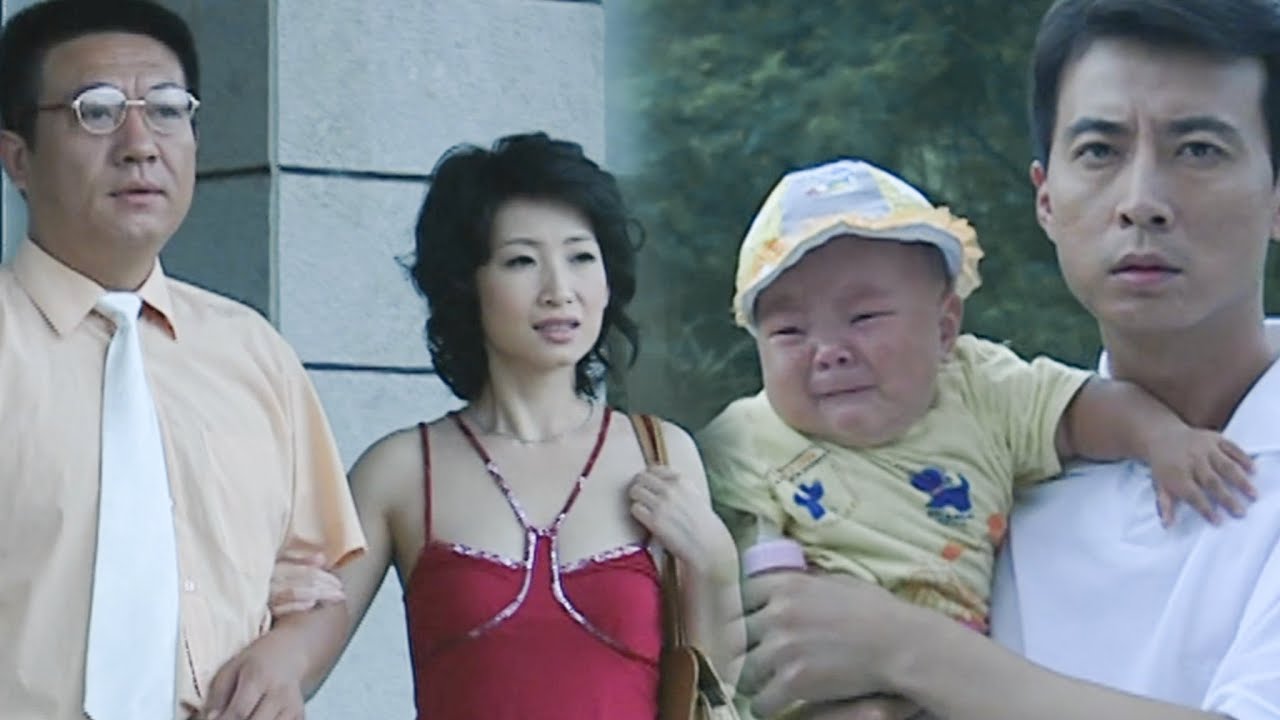 丈夫抱著孩子等待妻子下班，沒想到竟撞見上司摟著妻子私會！#狗血 #出軌 #家庭倫理