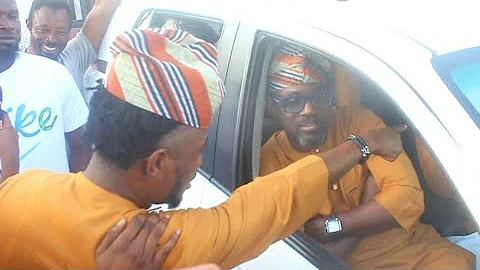 MANY SHOCKED THE WAY POPULAR TUNGBA SINGER, BOYE BEST GREETS PASUMA IN PUBLIC