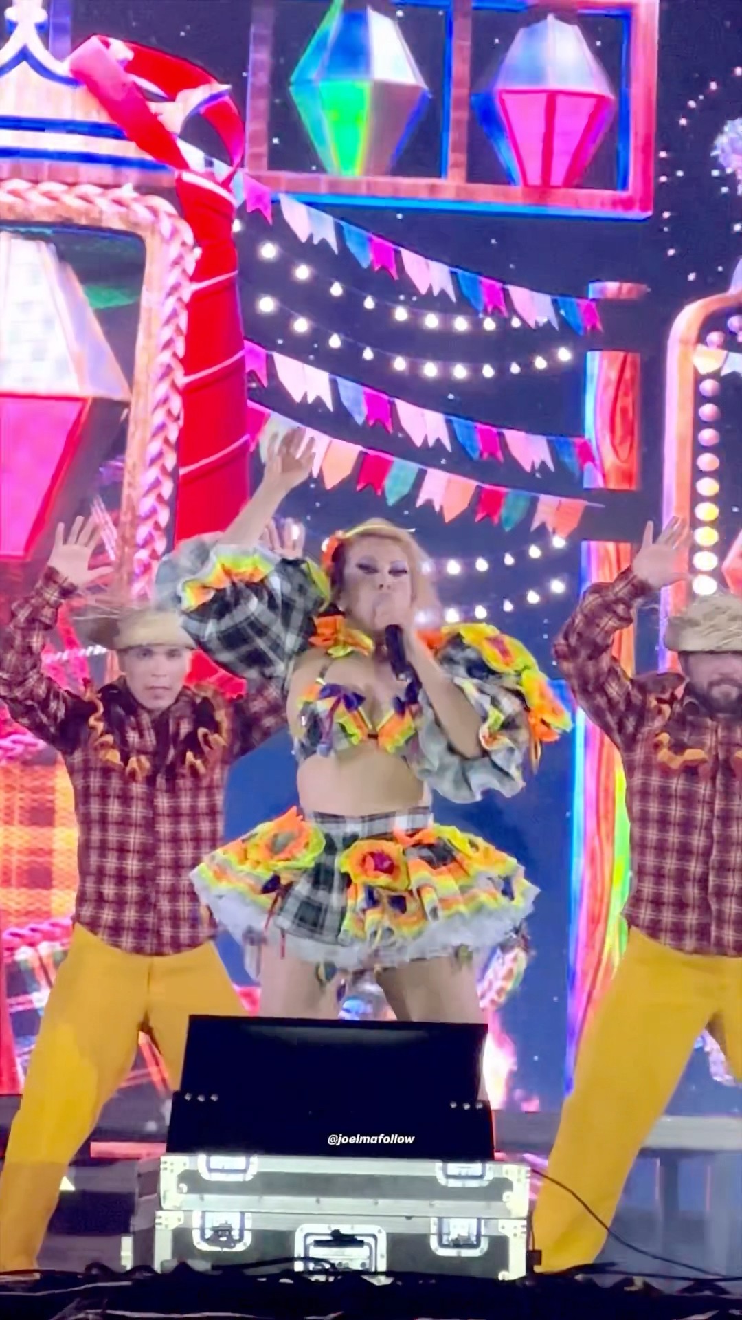 Joelma chegando em show com roupa de festa junina