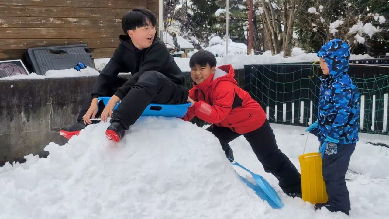 雪の子ページ Three brothers having fun in the snow for two hours. They play in