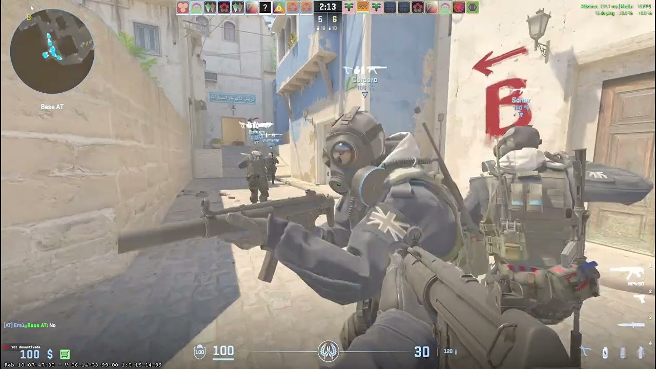 Jugando Counter-Strike 2