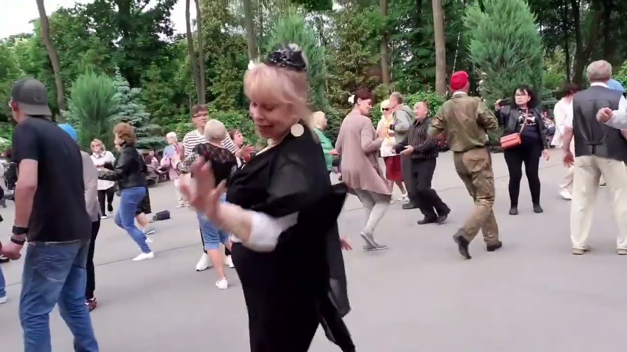 ИНТЕРЕСНЫЙ МОМЕНТ! ТАНЦЫ В ПАРКЕ ГОРЬКОГО ХАРЬКОВ СЧАСТЛИВЫЕ ДНИ - YouTube
