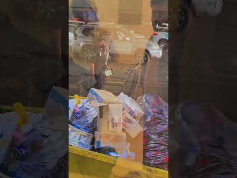 لماذا المواد الغذائية والعسل في المنفذ السعودي في القمامة