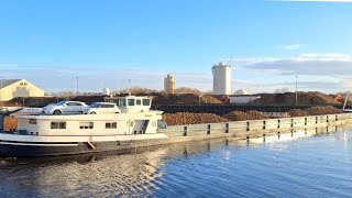 Binnenvaartschip de LYDIA voert met passen en meten een nieuwe lading bieten aan in Hoogkerk.