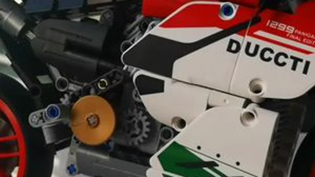 杜卡迪1299，落地价60W，我的60块，哈哈，这个模型做的很逼真，本来给小孩的，结果自己拼好了，发现发动机和传动系统也很逼真，留着自己把玩😄#男孩玩具 #乐高 #杜卡迪 #杜卡迪1299